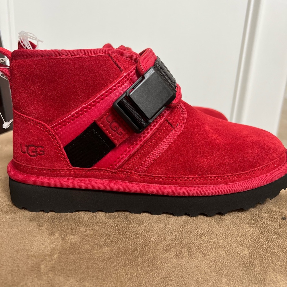 UGG MEN’S NEUMEL SNAPBACK BOOTS.                 SAMBA RED.  NEW WITH NO BOX.